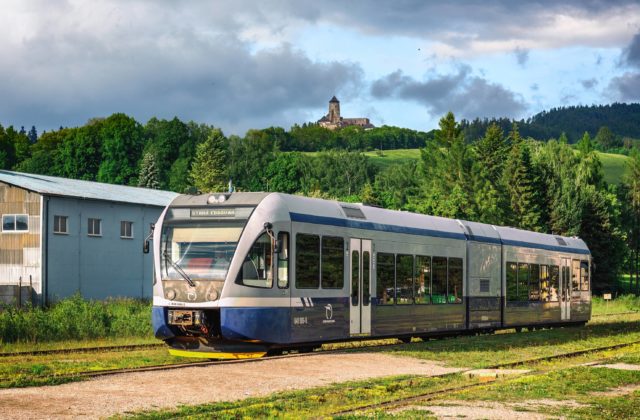 124288_letne-vlaky-zssk-odvezu-cestujucich-aj-za-historickymi-pamiatkami-ako-napriklad-lubovniansky-hrad-640×420.jpg