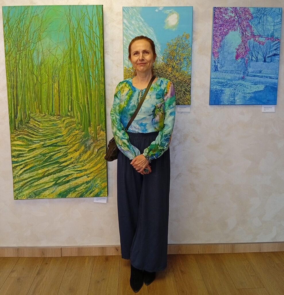 Jana Fitošová pri obraze Tiene sa prebúdzajú, olej, 140 x 70 cm, 2025