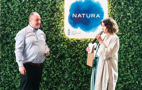 Sprava: Moderárorka tlačovej konferencie Barbara Jagušák (Heribanová) a Tomáš Jirásek, riaditeľ závodu Natura.