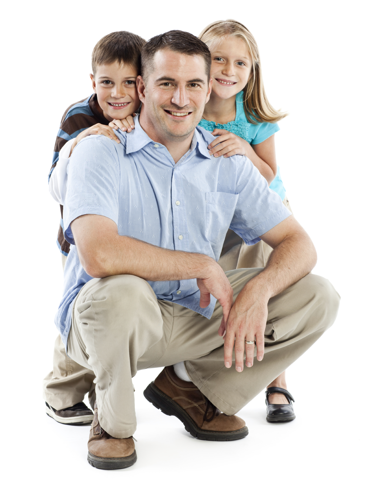 Отец и двое детей Сток фото. Фото семейной покупки на белом фоне. Parents pay