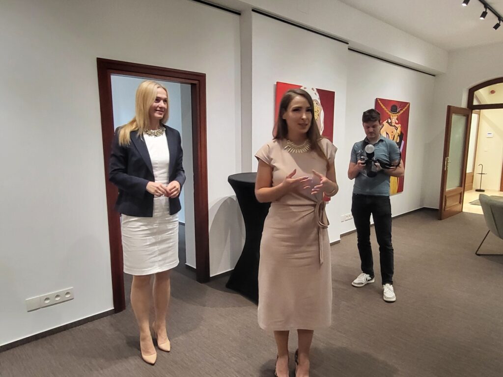 Zľava: Hana Ovesná, Sales Manager, Staré Mesto Investments, Lucia Baker, Property Manager, CBRE a fotograf Lukáš Záleský.