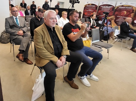 Na tlačovej konferencii vystúpil ako pacient známy operný spevák Miroslav Dvorský