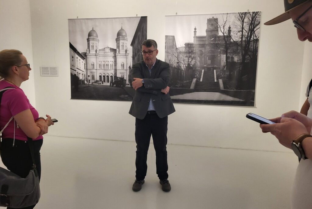 Riaditeľ Židovského komunitného múzea Maroš Borský vysvetľuje novinárom, že mnohé predmety zo synagógy sa stratili a práve na tejto výstave ich predstavujú ako znovu objavené dedičstvo.