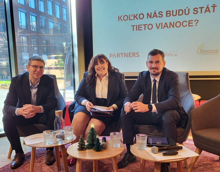 Na tlačovej konferencii vystúpili zľava: Martin Slosiarik, sociológ a riaditeľ agentúry FOCUS, Ivana Mikitová, odborníčka na osobné financie z PARTNERS a Matej Dobiš, analytik portálu Finančný kompas.