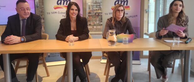 Zľava: Marián Timoracký, MarkUnited, Veronika Strapková, psychologička NOÚ, Nicol Noseková, vedúca marketingu dm drogerie markt a Janka Slačková, moderátorka.